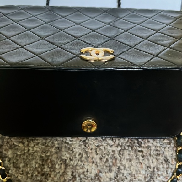 Chanel Lambskin shoulder bag in excellent preowned condition. L9”xH5.5”xD1.5” - Picture 3 of 12